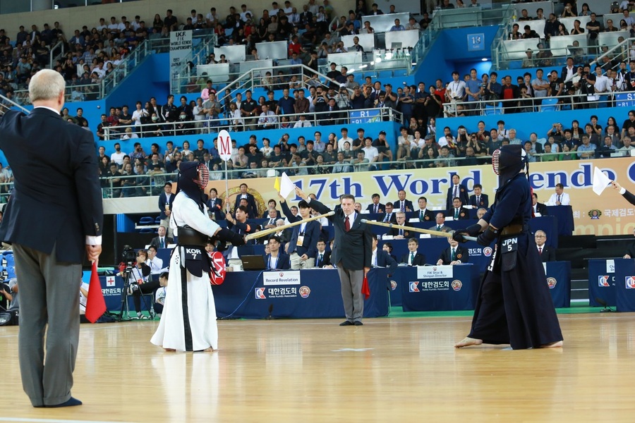 한국 검도 대표팀의 주장 조진용(왼쪽)이 지난해 9월 인천 남동체육관에서 열린 17회 세계검도대회 단체전 결승에서 일본의 주장 안도 쇼와 대결하고 있다. 대한검도회 제공