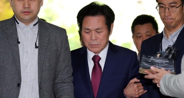 오랜 기간 여러 신도를 성폭행한 혐의를 받는 만민중앙성결교회 이재록 목사가 지난해 5월 서울 서초구 서울중앙지방법원에서 열린 구속 전 피의자심문(영장실질심사)에 출석하기 위해 법정으로 향하고 있다. <한겨레> 자료사진
