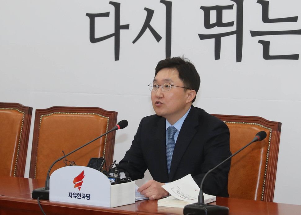 김용태 자유한국당 사무총장이 14일 오전 국회에서 ‘5·18 망언’으로 논란을 빚은 의원에 대한 징계결과를 발표하고 있다. 신소영 기자 viator@hani.co.kr