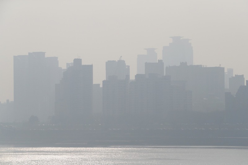 초미세먼지 농도가 ‘매우 나쁨’ 수준을 보인 지난달 23일 오전 서울 시내와 한강이 뿌옇게 보이고 있다. 김봉규 선임기자 bong9@hani.co.kr