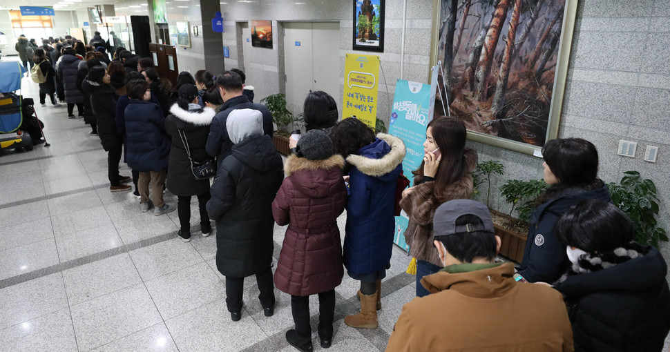 14일 오전 서울 성동구청에서 열린 ‘사랑의 교복 나눔장터’를 찾은 시민들이 길게 줄을 서고 있다. 백소아 기자