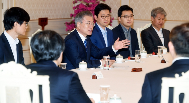 문재인 대통령이 7일 오후 청와대에서 열린 혁신벤처기업인 간담회에서 시작 발언을 하고 있다. 왼쪽부터 이해진 네이버 글로벌투자 책임, 문 대통령, 김범석 쿠팡 대표, 이승건 비바리퍼블리카 대표. 청와대사진기자단