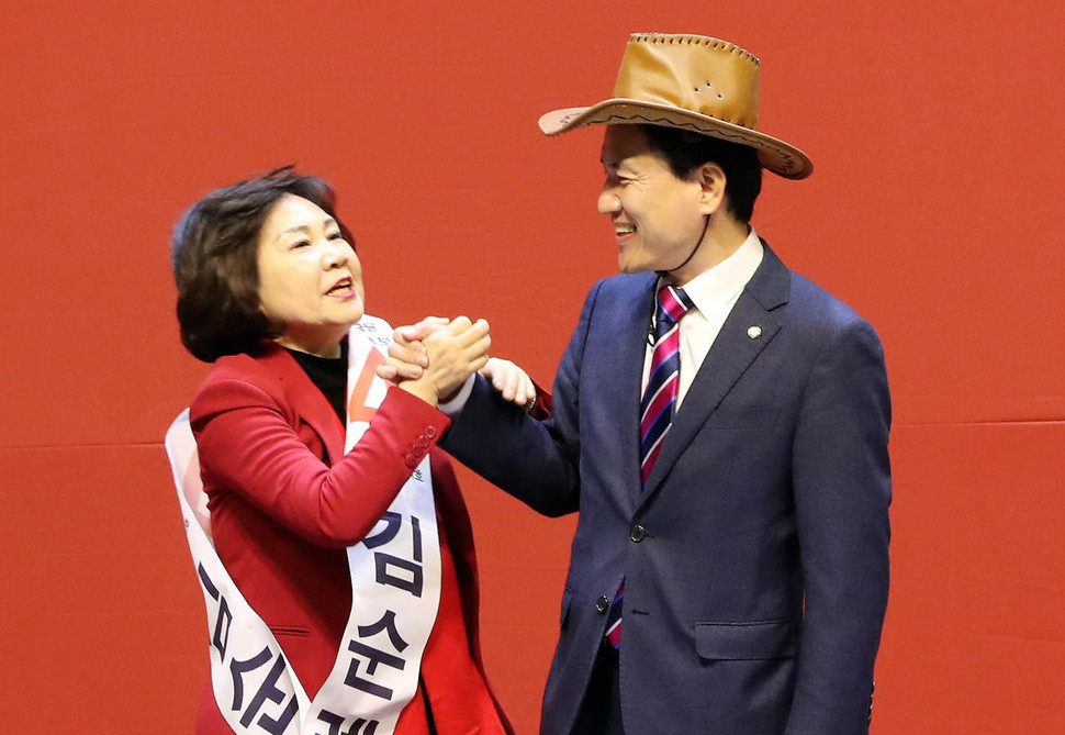 자유한국당 김순례(왼쪽), 김진태 의원이 14일 오후 대전 한밭체육관에서 열린 제3차 전당대회 충청·호남권 합동연설회에서 손을 맞잡고 이야기를 나누고 있다. 대전/김경호 선임기자 jijae@hani.co.kr