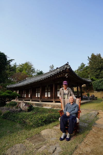 일기의 주인공 김봉호씨가 작고 직전인 지난해 10월 맏아들 김형씨와 한옥 마당에서 마지막 기념사진을 찍었다. 광주 광산구 제공