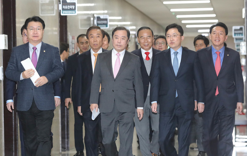 김병준 자유한국당 비대위원장이 14일 오전 국회에서 열린 비상대책위원회에 참석하기 위해 이동하고 있다. 신소영 기자 viator@hani.co.kr