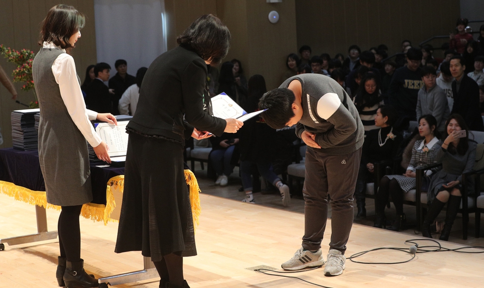 서울 성서초등학교 졸업생이 15일 오후 서울 마포구 마포중앙도서관 마중홀에서 단상에 올라 교장 선생님에게 졸업장을 받기 전 허리 굽혀 인사하고 있다. 김봉규 선임기자 bong9@hani.co.kr