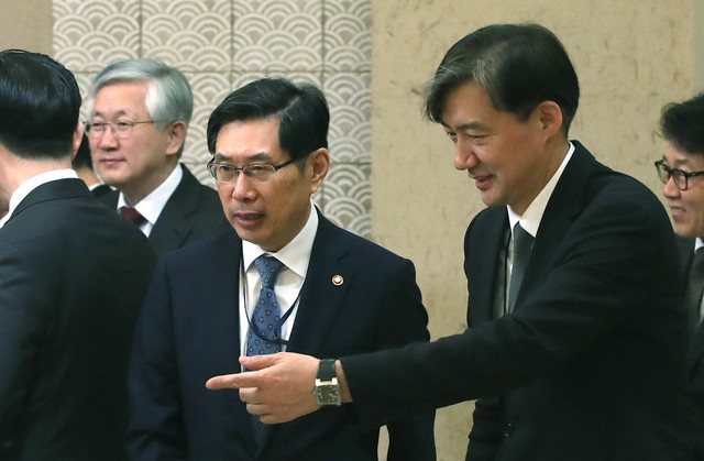 지난 12일 오전 청와대에서 열린 국무회의에 앞서 열린 차담회에서 조국 민정수석이 박상기 법무부장관과 이야기를 나누며 자리를 옮기고 있다. 청와대 사진기자단
