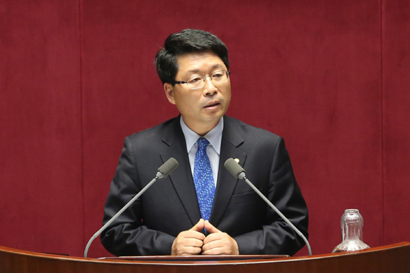 제329회 국회(정기회) 본회의에서 오병윤 통합진보당 원내대표가 비교섭단체 대표연설을 하고 있다. 신소영 기자 viator@hani.co.kr