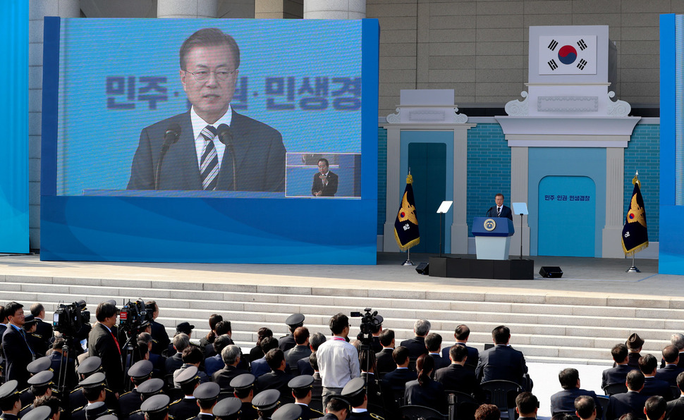 문재인 대통령이 지난해 10월25일 오후 서울 효창동 백범김구기념관 야외광장에서 열린 제73주년 경찰의 날 기념식에서 치사하고 있다. 김정효 기자 hyopd@hani.co.kr