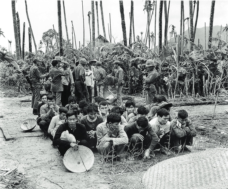 한국은 미국의 요청을 받아들여 1964년부터 1973년까지 총 31만명이 넘는 군인을 베트남전쟁에 파병했다. 1967년 1월9일 한국군의 맹호 8호 작전으로 포로가 된 베트콩. <대한민국 정부 기록사진집 7권>