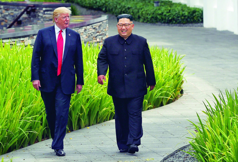 지난해 6월12일 싱가포르 센토사섬 카펠라호텔에서 도널드 트럼프 대통령과 김정은 국무위원장이 1차 북-미 정상회담을 한 뒤 함께 산책을 하고 있다. 2차 북-미 정상회담은 오는 27~28일 베트남 하노이에서 열린다. EPA 연합뉴스