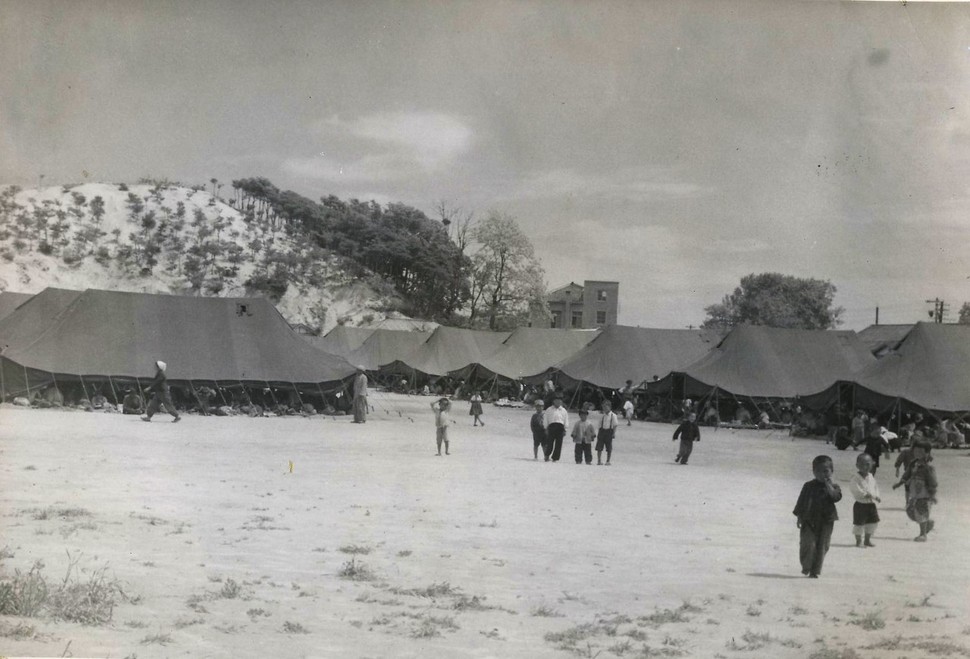 1946년 여름, 소련군은 북한에 거주하던 일본인을 대거 남한으로 내려보냈다. 당시 콜레라가 발생한 상태여서 미군은 이들 일본인을 주문진 임시수용소에서 6일간 머물게 하면서 이상이 없는 사람은 일본으로 송환했다. 강원도 주문진의 일본인 임시수용소 모습.  미국 국립문서관, 정용욱 교수 제공