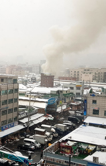 15일 오전 서울 동대문구 제기동 경동시장에서 발생한 화재로 인해 연기가 피어오르고 있다. 연합뉴스