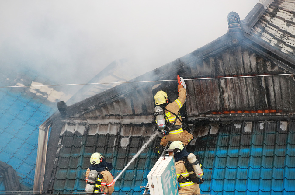 15일 오전 서울 동대문구 청량리농수산물시장에서 화재가 발생해 소방대원들이 진화 작업을 벌이고 있다. 연합뉴스