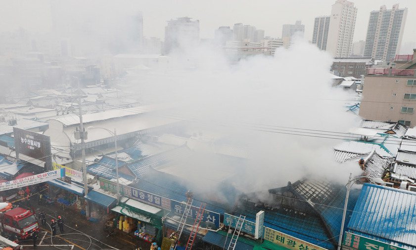 제기동 경동시장 불…3개 점포 불타