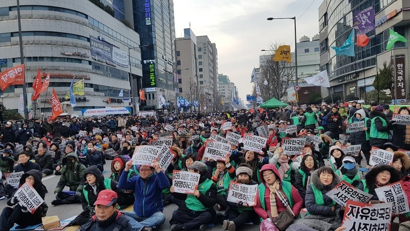 16일 오후 공주시 동구 금남로에서 열린 5·18역사왜곡 처벌을 위한 광주범시민궐기대회에 서 시민들이 역사왜곡 처벌 특별법 제정과 자유한국당 의원 3명의 퇴출 등을 촉구하고 있다.조봉훈씨 제공