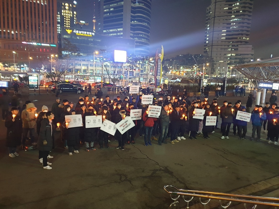 유튜브 채널 ‘자위왕 찬우박’ 구독자를 중심으로 한 남성 100여명이 16일 오후 서울역 광장에서 집회를 열었다. 이준희 기자