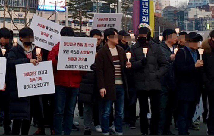 유튜브 채널 ‘자위왕 찬우박’ 구독자를 중심으로 한 남성 100여명이 16일 오후 서울역 광장에서 집회를 열었다. 이준희 기자