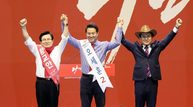 2월14일 오후 대전 한밭체육관에서 열린 자유한국당 전당대회 충청·호남권 합동 연설회에서 당대표 후보로 나선 황교안(왼쪽부터), 오세훈, 김진태 후보가 인사하고 있다. 대전/김경호 선임기자 jijae@hani.co.kr