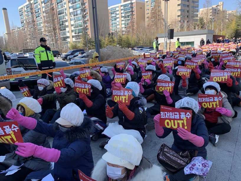 17일 오후 1시 서울 압구정동 현대백화점 본점 앞에서 ‘현대그린푸드 최저임금 무력화 규탄 금속노동자 결의대회’가 열리고 있다.