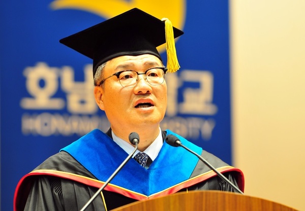 박상철 호남대 총장이 18일 열린 제16대 총장 취임식에서 인삿말을 하고 있다.