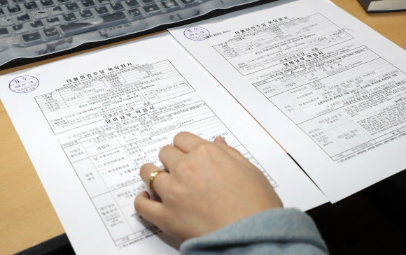18일 오후 서울 여의도 더불어민주당 서울 당사에 임종석 전 대통령 비서실장, 권혁기 전 춘추관장 등의 복당 신청서가 접수됐다. 연합뉴스