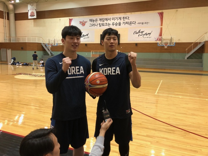 한국 남자농구대표팀의 동명이인 가드인 큰 이정현(오른쪽)과 작은 이정현이 18일 경기도 수원 케이티 전용 훈련장인 올레 빅토리움 체육관에서 각오를 다지고 있다.