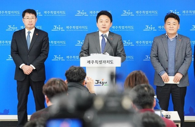원희룡 제주도지사(가운데)가 지난 5일 제주도청에서 영리병원인 녹지국제병원의 ‘조건부 개설 허가’와 관련해 기자회견을 하고 있다. <한겨레> 자료 사진