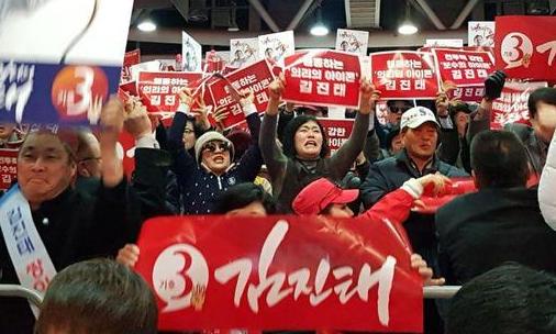 태극기 부대가 휩쓴 한국당 연설회