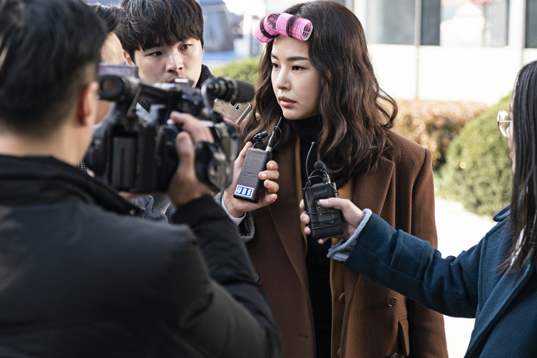 <열혈사제>서 찰진 연기를 보여주는 이하늬. 에스비에스 제공