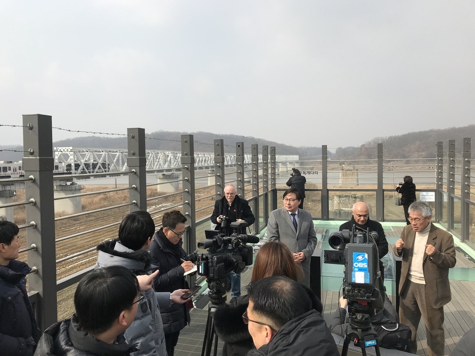 20일 오후 이화영 경기도 평화부지사와 카니 알라비 이스트 사이드 갤러리 협회장이 임진각 일대를 둘러보고 있다. 경기도 제공