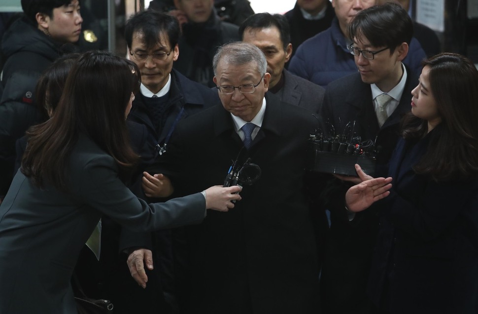 양승태 전 대법원장이 지난달 23일 오전 서울 서초구 서울중앙지법에서 열린 구속 전 피의자 심문(영장실질심사)에 출석하며 법정으로 향하고 있다. 박종식 기자 anaki@hani.co.kr