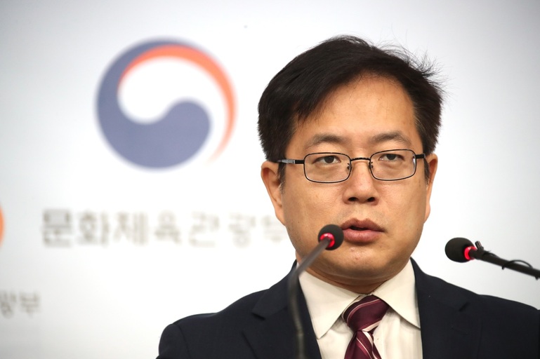 강정원 문화체육관광부 체육협력관이 21일 정부서울청사에서 경상북도, 대한체육회와 합동으로 실시한 '평창동계올림픽 여자컬링 국가대표선수 호소문 계기 특정감사' 결과를 발표하고 있다. 연합뉴스