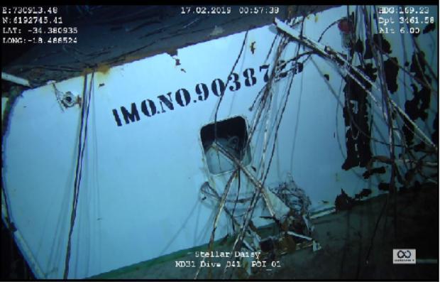 지난 17일 스텔라데이지호 사고 해역에서 발견된 스텔라데이지호의 선체 일부인 선교측변에 고유 선박 번호가 쓰여 있다. 외교부 제공