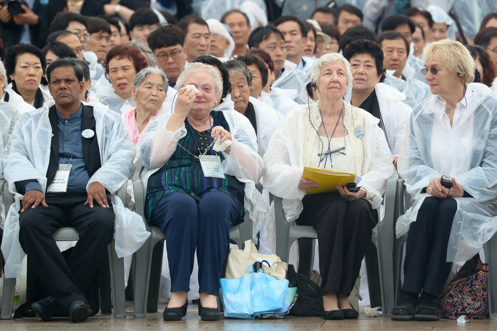 5·18 민주화운동 38주년 기념식이 지난해 5월18일 오전 광주 북구 운정동 국립 5·18민주묘지에서 열렸다. 1980년 5월 항쟁을 목격하고 증언한 바버라 피터슨(왼쪽 둘째)이 추모공연을 보며 눈물을 흘리고 있다. 고 찰스 헌틀리 목사의 부인 마사 헌틀리(왼쪽 셋째)와 위르겐 힌츠페터의 부인 에델트라우트 브람슈타트(왼쪽 넷째)도 함께했다. 공동취재사진 한겨레 광주/김정효 기자 hyopd@hani.co.kr