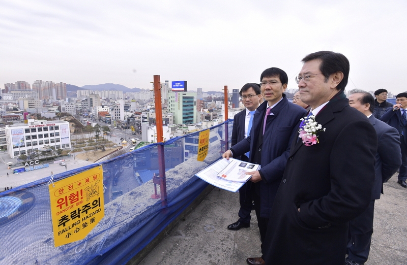 이용섭 광주시장이 18일 오전 광주시 동구 금남로 전일빌딩 옥상에서 열린 전일빌딩 리모델링 기공식에 참석해 행사를 마친 뒤 옥상 주변을 살펴보고 있다.광주시 제공