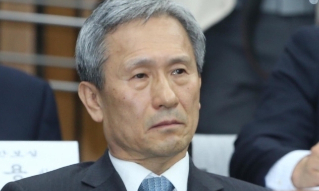 ‘군 댓글공작’ 혐의 김관진 전 장관 실형 선고… 법정구속은 면해