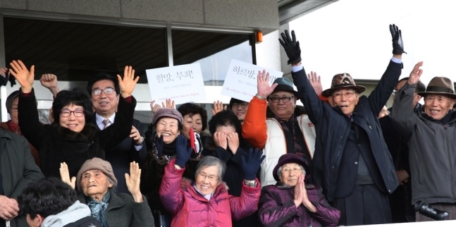부당한 공권력에 의해 타지로 끌려가 억울한 옥살이를 했던 제주 4·3 생존 수형인 18명이 70년 만에 사실상 무죄를 인정받았다. 17일 오후 제주지방법원에서 법원의 공소기각 판결로 사실상 무죄를 선고받은 제주 4·3 생존 수형인 18명이 만세를 부르고 있다. 제주/ 김봉규 선임기자 bong9@hani.co.kr