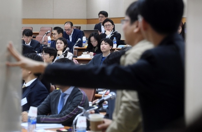 지난해 11월 19일 경기 고양시 사법연수원에서 전국법관대표회의가 진행되고 있다. 이번 회의에는 ‘재판거래’ 등 사법행정권 남용 의혹과 관련된 법관의 탄핵 소추를 판사들이 선제적으로 국회에 촉구하는 방안을 논의했다. 고양/사진공동취재