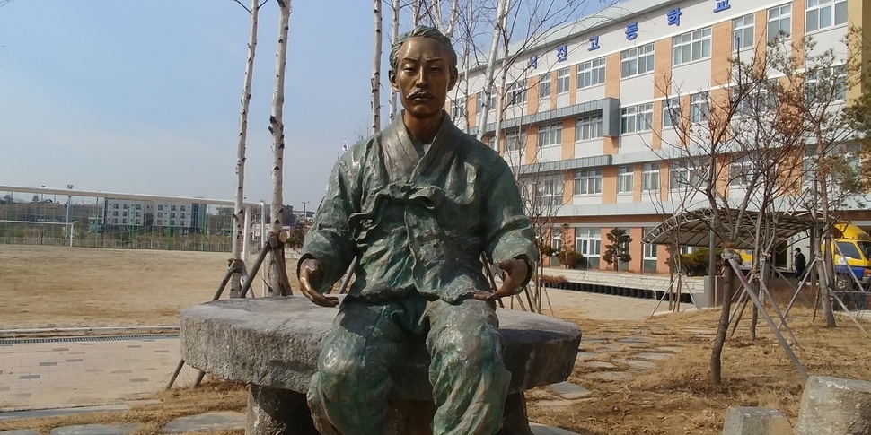 서전고 교정에 세운 보재 이상설 선생 좌상. 서전고는 선생이 세운 민족교육기관 ‘서전서숙’의 뜻을 이었다.♣H6 오윤주 기자