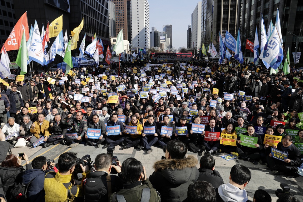 23일 오후 서울 청계광장에서 5·18시국회의와 5·18역사왜곡처벌 광주운동본부 주최로 ‘5·18 망언 논란'을 일으킨 자유한국당 의원들의 퇴출과 5·18 역사왜곡처벌법 제정을 촉구하는 범국민대회가 열리고 있다.