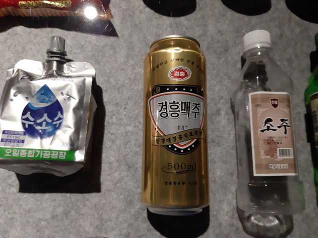요즘 북한 인민들이 마시는 황금빛 캔맥주와 팩 형태의 ‘수소수’, 소주병을 ‘메이드인…’전시장 안쪽 진열장에서 볼 수 있다. 낯선 상호만 다를 뿐 인쇄방식이나 포장 디자인이 남한의 것과 별다른 차이가 없다. 김정은 체제가 들어선 뒤 북한 시각물에서 글로벌 스타일에 맞춰 적지않은 변화가 일어나고 있다는 것을 보여주는 물품들이다.
