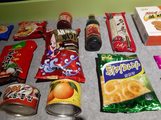 한국인들이 종종 심심풀이처럼 먹는 ‘새우깡’‘양파링’과 빼어닮은 요즘 북한의 스낵류들. ‘새우맛 튀기’‘튀기과자 양파맛’ 등의 독특한 이름들이 붙었는데, 봉지의 때깔이나 이미지들은 남한의 제품과 거의 비슷하다. 튀기 봉지 위쪽엔 ‘즉석국수(라면)’ ‘우동’ 제품도 보인다. ‘…메이드인 조선’전 안쪽의 진열장에 나와있다.