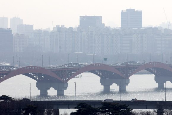 제주를 제외한 전 지역에 미세먼지 비상저감조치가 발령된 22일 오후 서울 마포구 하늘공원에서 본 서울 시내가 뿌옇다. 연합뉴스