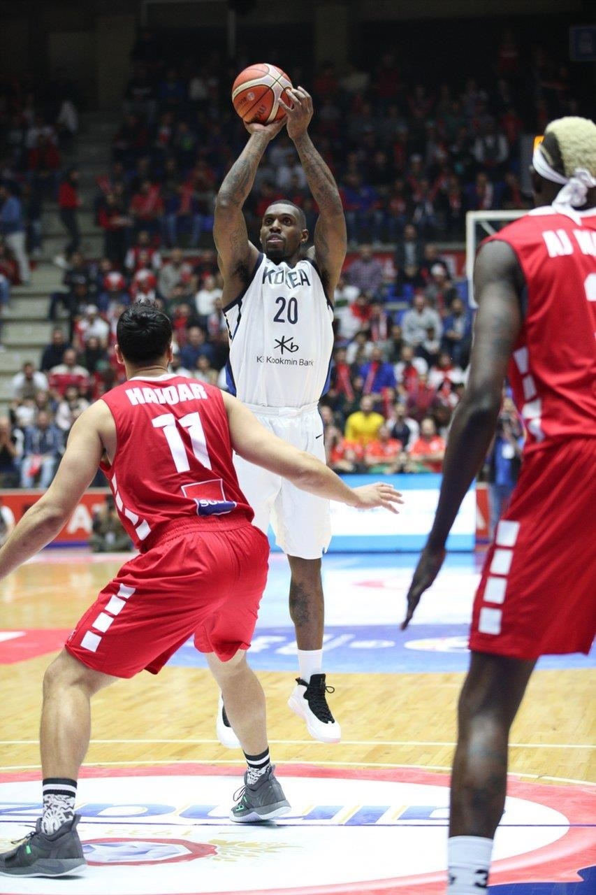 한국 농구대표팀의 라건아가 25일(한국시각) 레바논 주크 미카엘에서 끝난 2019 FIBA 월드컵 아시아 지역 예선 2라운드 E조 원정 경기에서 미들슛을 하고 있다. 대한민국농구협회 제공