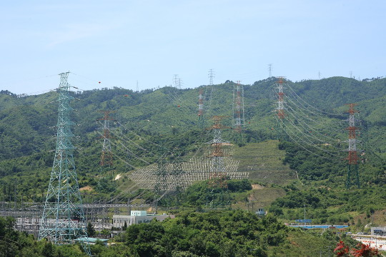 동해시 곳곳에 빼곡하게 들어선 송전탑 모습. 동해시청 제공