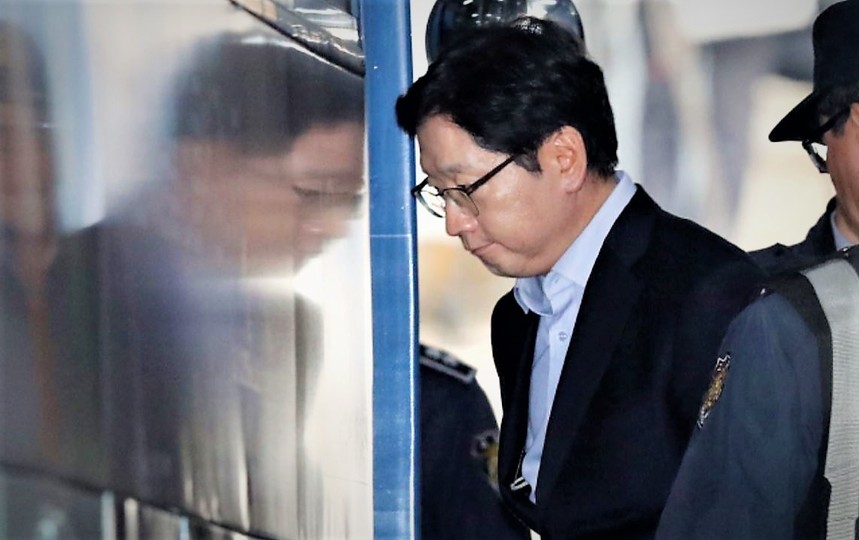 김경수 경남지사가 지난달 30일 이른바 ‘드루킹 사건’ 관련 1심 재판에서 실형과 법정구속 판결을 받은 직후 구치소로 향하는 버스에 올라타고 있다. <한겨레> 자료 사진