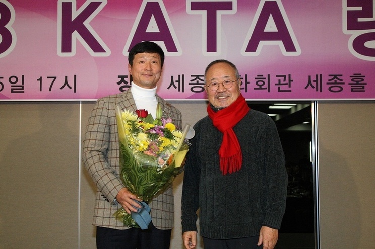 지난 1월5일 세종문화회관 세종홀에서 열린 2018 카타(KATA) 랭킹 시상식에서 최우수선수한테 주어지는 운산상을 받은 김학윤(왼쪽)씨가 신충식 카타 명예회장과 포즈를 취하고 있다.