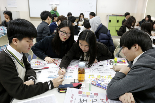 선택 과목은 입시에도 영향을 주기 때문에 예비 고1 시절부터 자신의 진로와 적성을 잘 따져보는 게 좋다. 2016년 3월29일 서울 삼각산고등학교 1학년 학생들이 수업 시간에 조별로 모여 ‘잘 사는 삶, 바람직한 삶’을 주제로 토론하고 있다. 김명진 기자 littleprince@hani.co.kr