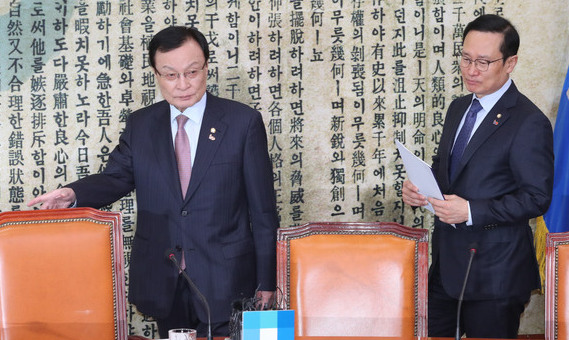 [사설] 20대 지지율 하락, 민주당 스스로를 먼저 돌아봐야